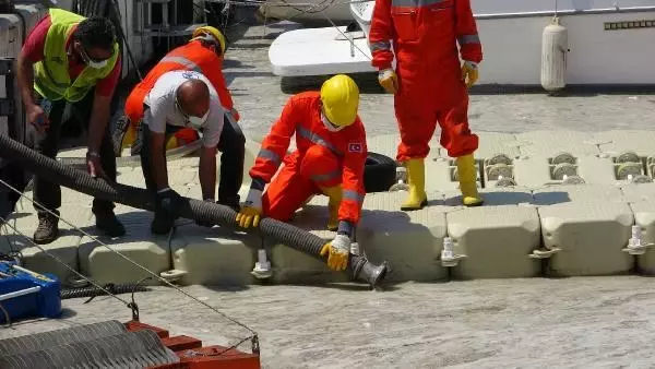 ÇANAKKALE'DE İLK GÜN DENİZDEN 17 TON MÜSİLAJ ÇEKİLDİ