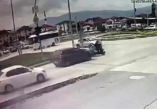 ÇARPTIĞI MOTOSİKLETLİNİN YARALANDIĞI GÖRÜNCE GÖZYAŞLARINI BOĞULDU ÇARPTIĞI MOTOSİKLETLİNİN YARALANDIĞI GÖRÜNCE GÖZYAŞLARINI BOĞULDU