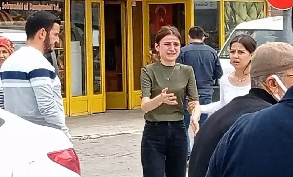 ÇARPTIĞI MOTOSİKLETLİNİN YARALANDIĞI GÖRÜNCE GÖZYAŞLARINI BOĞULDU ÇARPTIĞI MOTOSİKLETLİNİN YARALANDIĞI GÖRÜNCE GÖZYAŞLARINI BOĞULDU