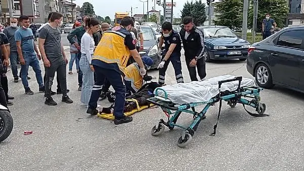 ÇARPTIĞI MOTOSİKLETLİNİN YARALANDIĞI GÖRÜNCE GÖZYAŞLARINI BOĞULDU ÇARPTIĞI MOTOSİKLETLİNİN YARALANDIĞI GÖRÜNCE GÖZYAŞLARINI BOĞULDU