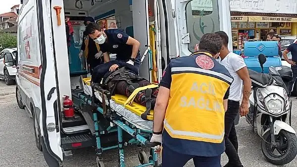 ÇARPTIĞI MOTOSİKLETLİNİN YARALANDIĞI GÖRÜNCE GÖZYAŞLARINI BOĞULDU ÇARPTIĞI MOTOSİKLETLİNİN YARALANDIĞI GÖRÜNCE GÖZYAŞLARINI BOĞULDU
