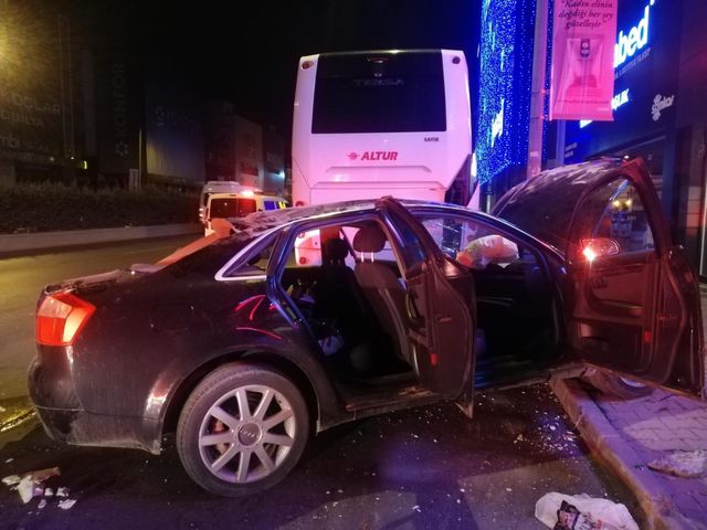 Çöp konteynerleri ile aydınlatma direğine çarpan otomobil takla attı...O anlar kamerada