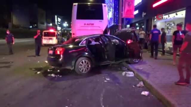 Çöp konteynerleri ile aydınlatma direğine çarpan otomobil takla attı...O anlar kamerada