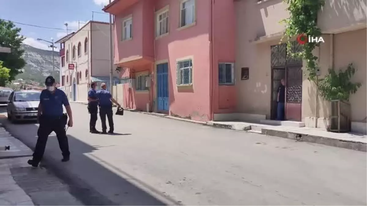 Son Dakika | Çöpe atmak yerine evin önüne koyduğu eski çanta polisi alarma geçirdi