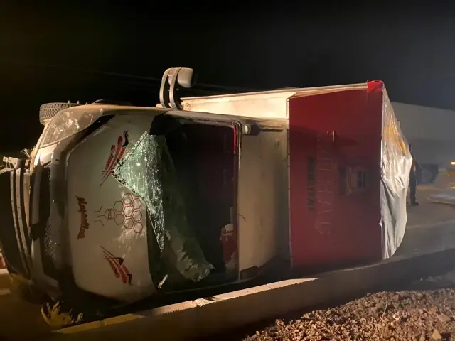Demir sac yüklü kamyonet yol ortasına devrildi, uzun araç kuyrukları oluştu Demir sac yüklü kamyonet yol ortasına devrildi, uzun araç kuyrukları oluştu