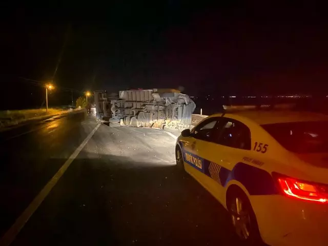 Demir sac yüklü kamyonet yol ortasına devrildi, uzun araç kuyrukları oluştu Demir sac yüklü kamyonet yol ortasına devrildi, uzun araç kuyrukları oluştu