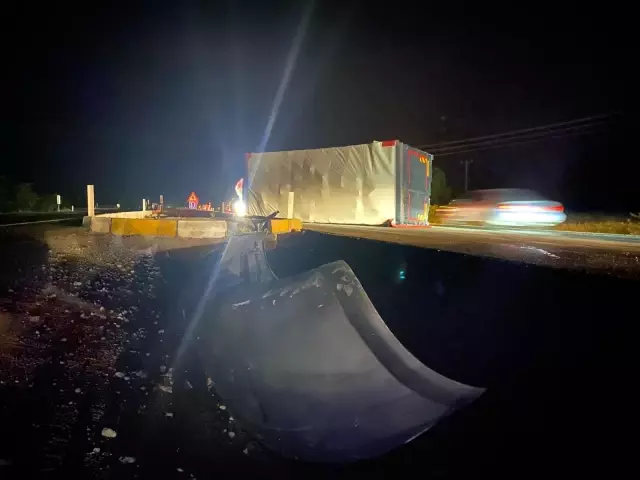 Demir sac yüklü kamyonet yol ortasına devrildi, uzun araç kuyrukları oluştu Demir sac yüklü kamyonet yol ortasına devrildi, uzun araç kuyrukları oluştu