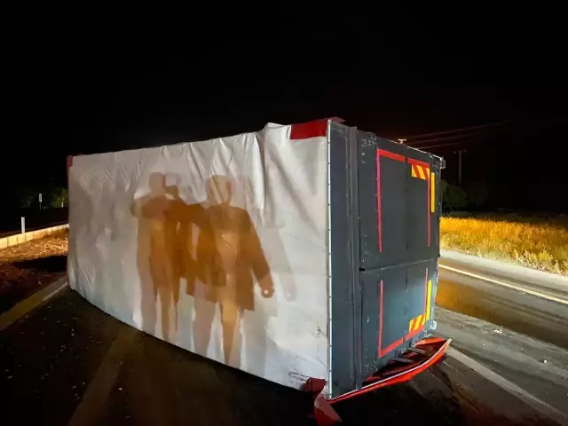 Demir sac yüklü kamyonet yol ortasına devrildi, uzun araç kuyrukları oluştu Demir sac yüklü kamyonet yol ortasına devrildi, uzun araç kuyrukları oluştu