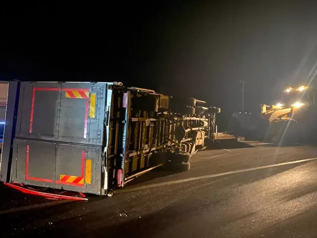 Demir sac yüklü kamyonet yol ortasına devrildi, uzun araç kuyrukları oluştu Demir sac yüklü kamyonet yol ortasına devrildi, uzun araç kuyrukları oluştu