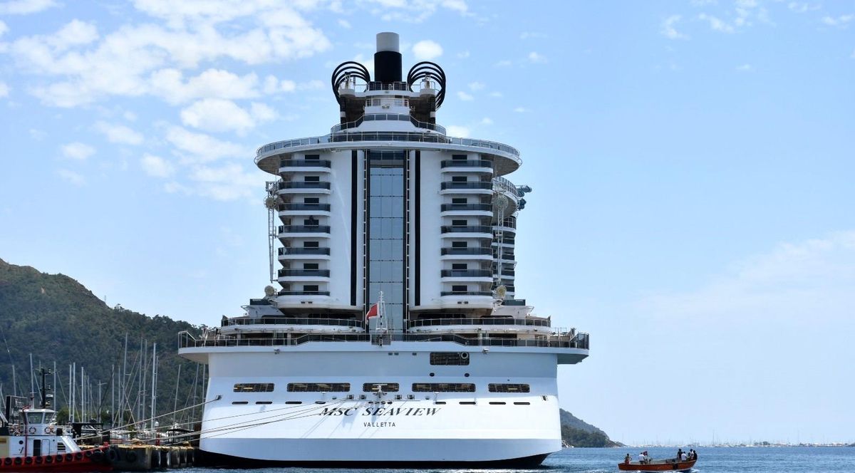 18 katlı dev gemi Marmaris'e personel almak için demir attı