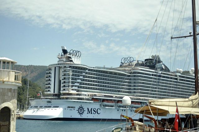 18 katlı dev gemi Marmaris'e personel almak için demir attı