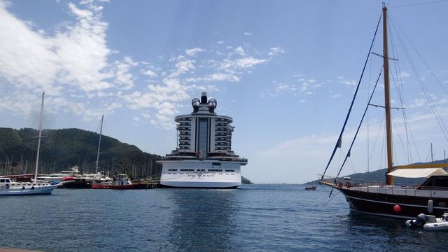 18 katlı dev gemi Marmaris'e personel almak için demir attı