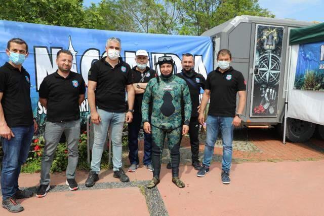 Dilovası Belediye Başkanı Şayir, dalgıç kıyafetlerini giyip denizin dibinden çöp topladı