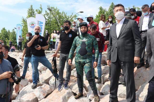 Dilovası Belediye Başkanı Şayir, dalgıç kıyafetlerini giyip denizin dibinden çöp topladı