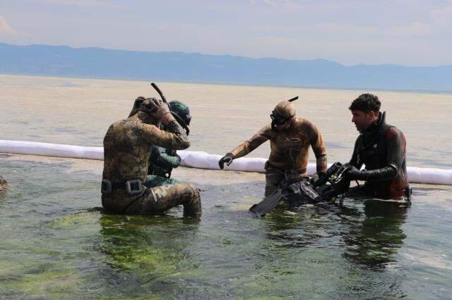 Dilovası Belediye Başkanı Şayir, dalgıç kıyafetlerini giyip denizin dibinden çöp topladı