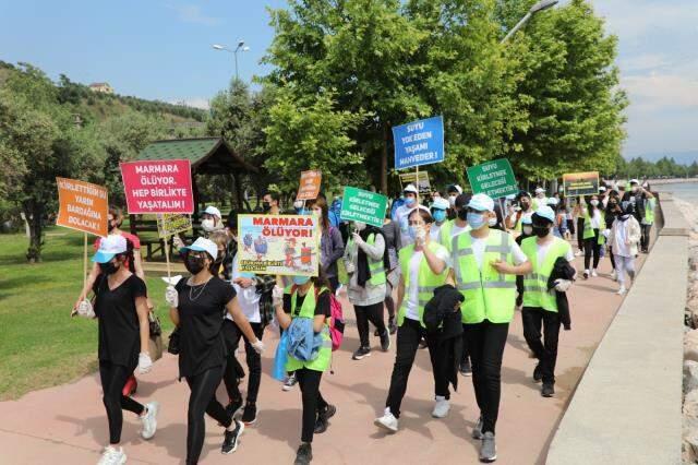 Dilovası Belediye Başkanı Şayir, dalgıç kıyafetlerini giyip denizin dibinden çöp topladı