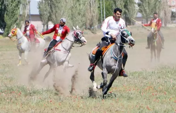 Erzurum'da cirit sporcuları yeniden sahalara döndü Erzurum'da cirit sporcuları yeniden sahalara döndü