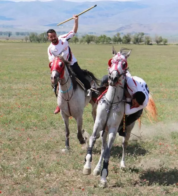 Erzurum'da cirit sporcuları yeniden sahalara döndü Erzurum'da cirit sporcuları yeniden sahalara döndü