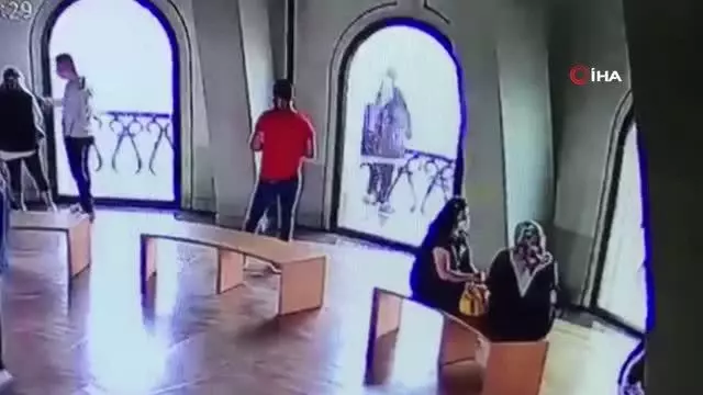 Galata Kulesi'nden atlayan genç kız kamerada
