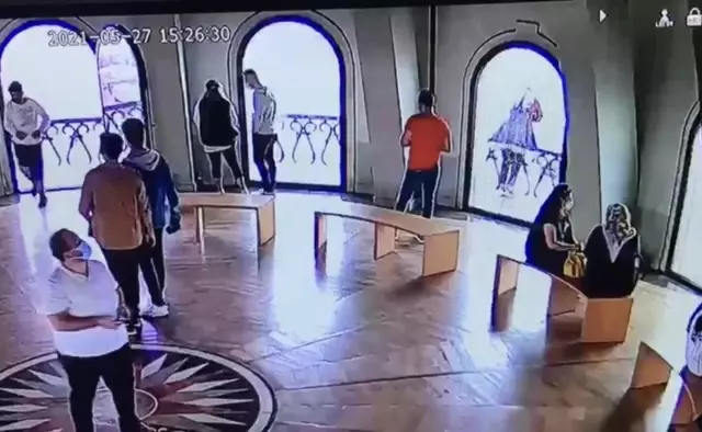 Galata Kulesi'nden atlayan genç kız kamerada