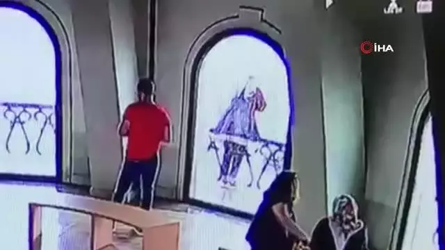Galata Kulesi'nden atlayan genç kız kamerada