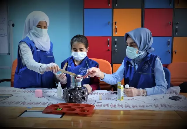 Gençlerin 'oyuncaklı sabun' fikri, el yıkama alışkanlığı kazandırıyor