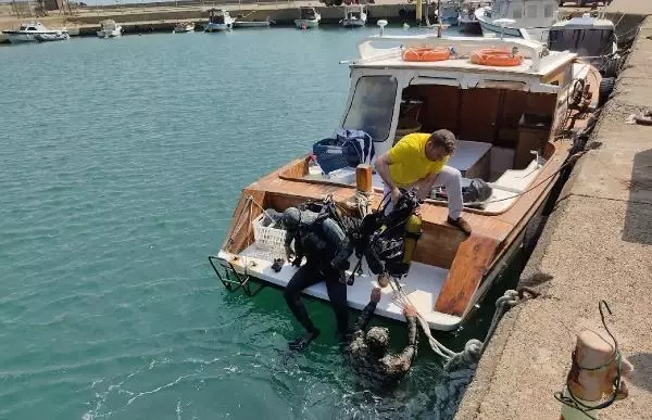 GÖKÇEADA BELEDİYE BAŞKANI ÇETİN, DALIŞ YAPARAK DENİZİ TEMİZLEDİ