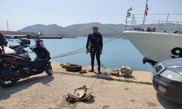 GÖKÇEADA BELEDİYE BAŞKANI ÇETİN, DALIŞ YAPARAK DENİZİ TEMİZLEDİ