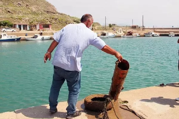GÖKÇEADA BELEDİYE BAŞKANI ÇETİN, DALIŞ YAPARAK DENİZİ TEMİZLEDİ