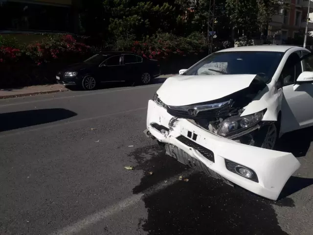 İki otomobil çarpıştı: 3 yaralı