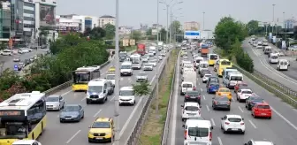 Altunizade: İstanbul'da sokağa çıkma kısıtlamasının sona ermesiyle trafik yoğunluğu arttı Altunizade: İstanbul'da sokağa çıkma kısıtlamasının sona ermesiyle trafik yoğunluğu arttı