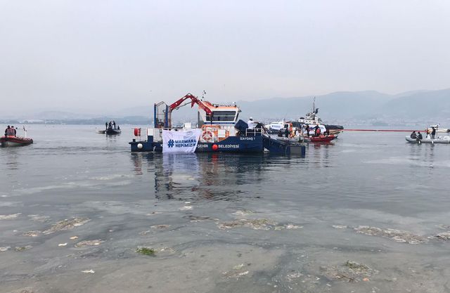 izmit korfezi nde musilaj temizleme calismasi 2 14187088 o
