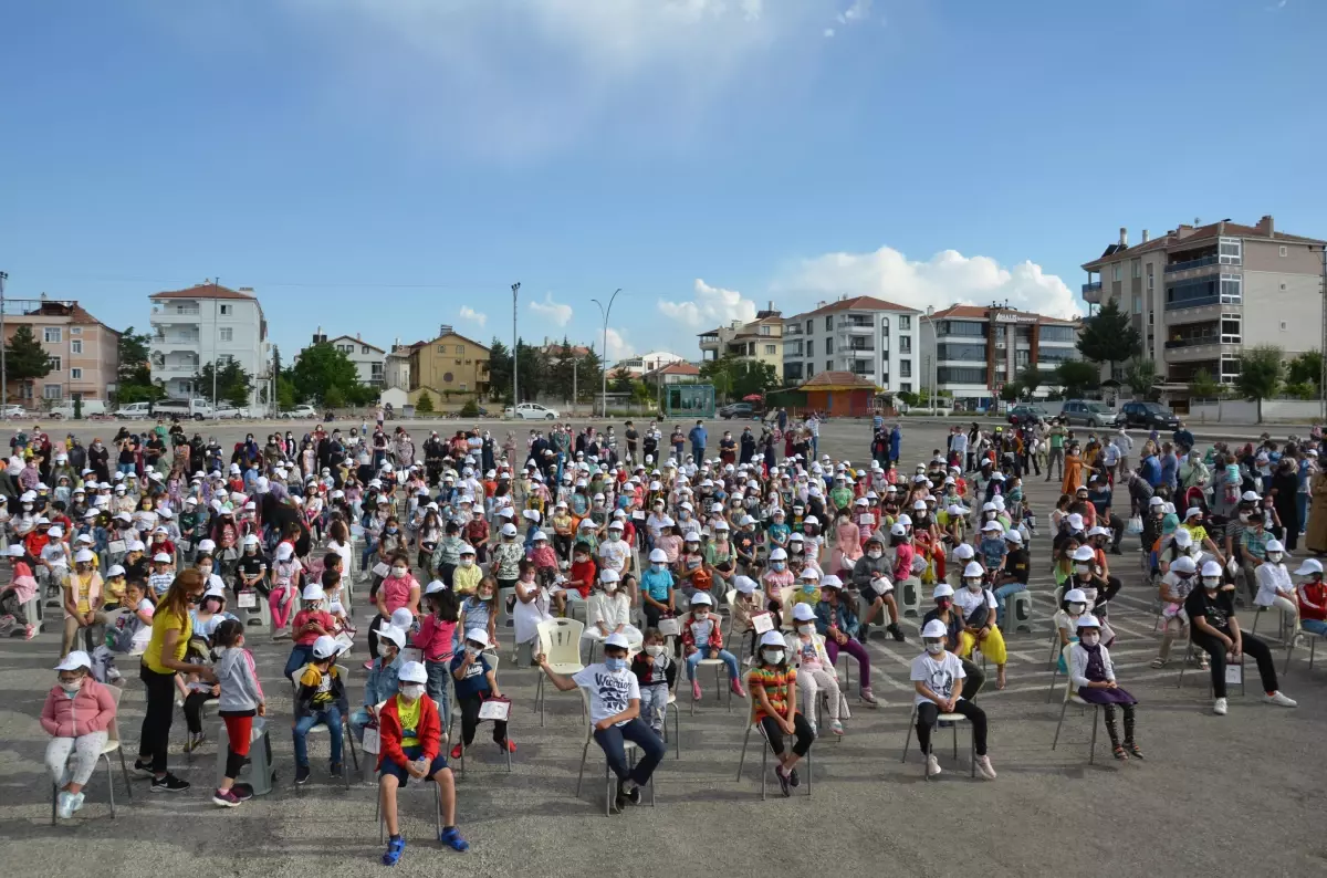 Karaman'a gelen Kamyon Tiyatrosu, çocukları 'Turta girmemiş orman' oyunuyla eğlendirdi