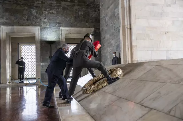 KKTC Cumhuriyet Meclisi Başkanı Sennaroğlu, Anıtkabir'i ziyaret etti