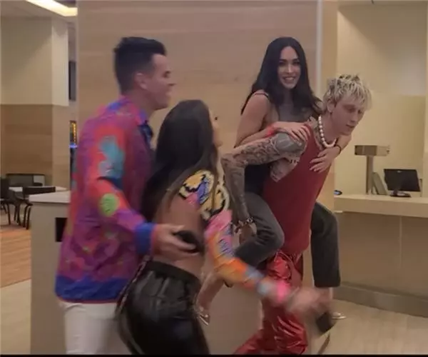 Megan Fox'un uğruna evliliğini bitirdiği aşkı, ünlü yıldızı sırtında taşıdı