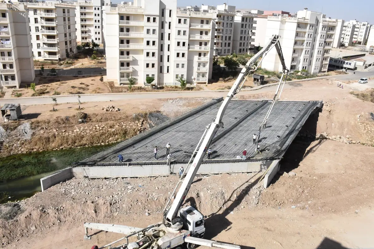 Nusaybin'de Çağ Çağ Deresi üzerinde iki köprünün yapımı sürüyor