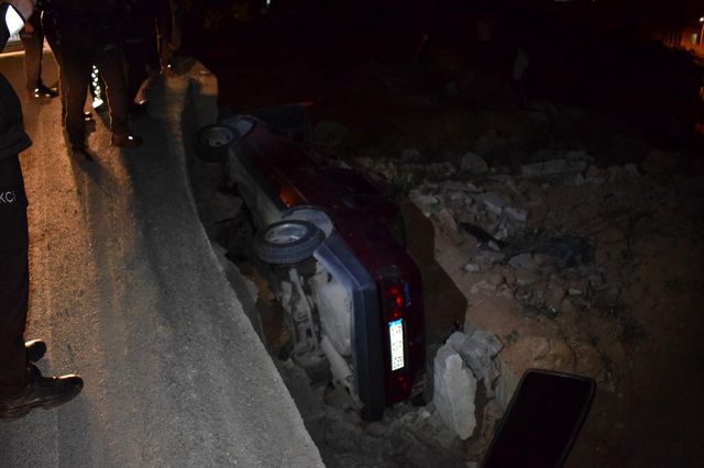 Otomobil şarampole düştü: 1'i polis 2 yaralı Otomobil şarampole düştü: 1'i polis 2 yaralı