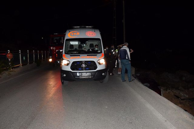 Otomobil şarampole düştü: 1'i polis 2 yaralı Otomobil şarampole düştü: 1'i polis 2 yaralı