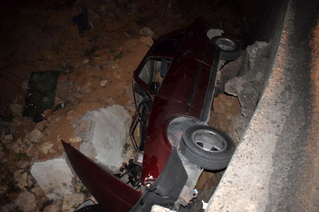 Otomobil şarampole düştü: 1'i polis 2 yaralı Otomobil şarampole düştü: 1'i polis 2 yaralı