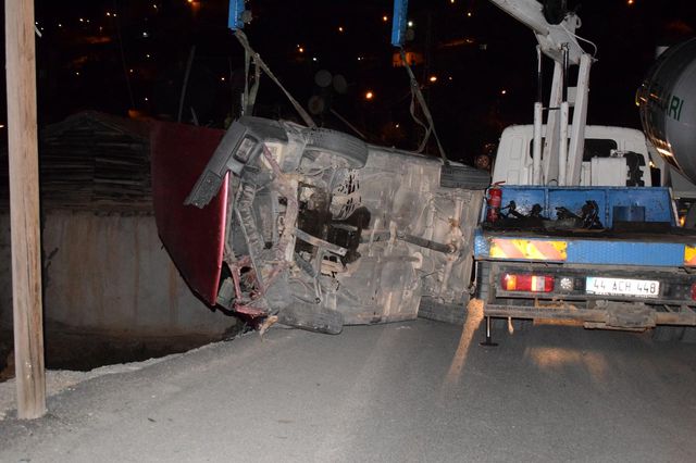 Otomobil şarampole düştü: 1'i polis 2 yaralı Otomobil şarampole düştü: 1'i polis 2 yaralı