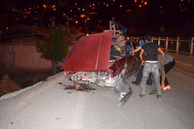 Otomobil şarampole düştü: 1'i polis 2 yaralı Otomobil şarampole düştü: 1'i polis 2 yaralı