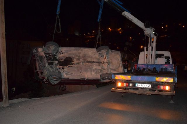 Otomobil şarampole düştü: 1'i polis 2 yaralı Otomobil şarampole düştü: 1'i polis 2 yaralı