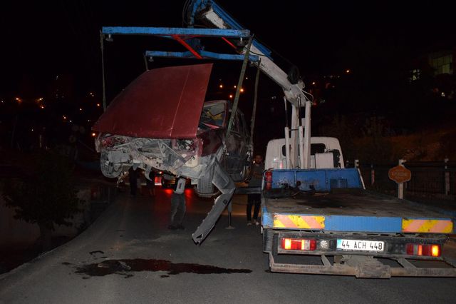 Otomobil şarampole düştü: 1'i polis 2 yaralı Otomobil şarampole düştü: 1'i polis 2 yaralı