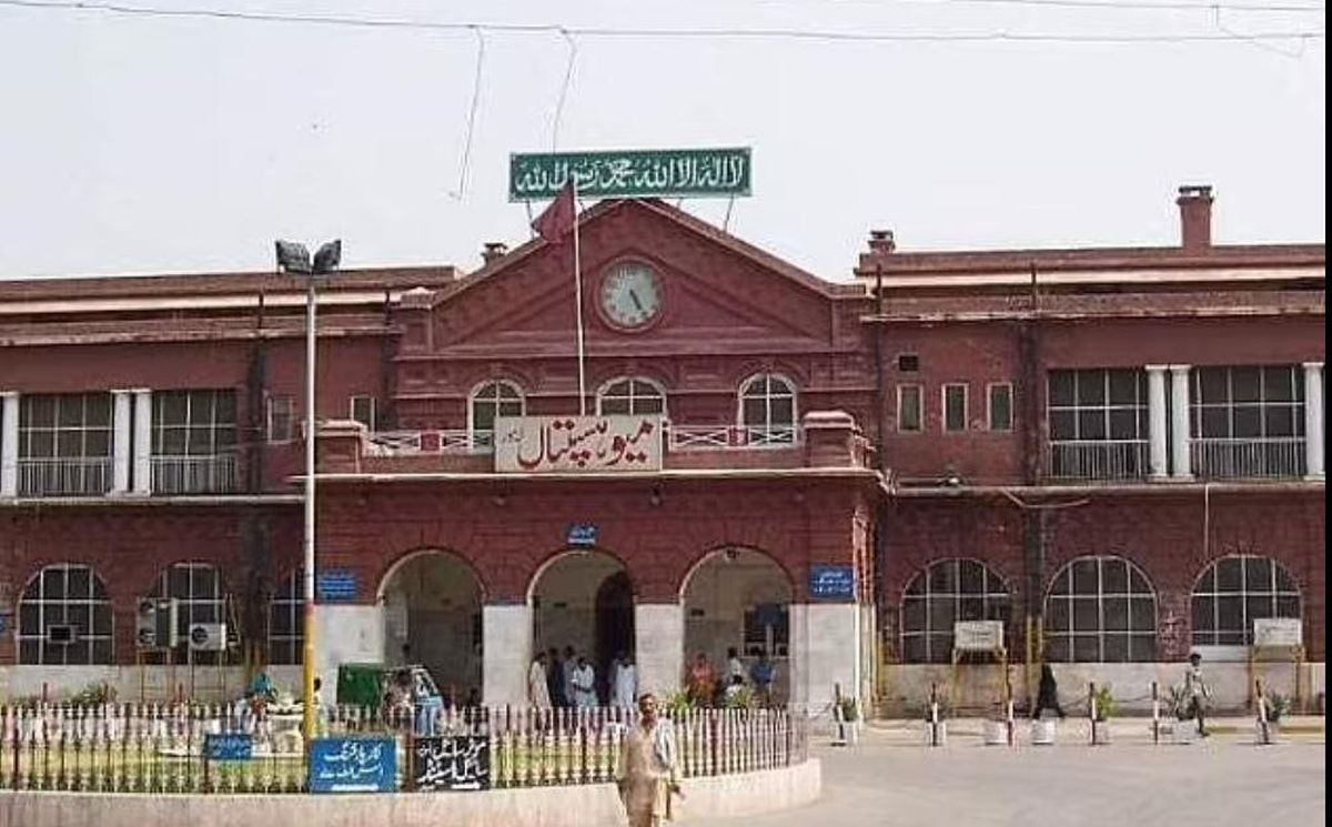 Pakistan'da doktor kılığına giren güvenlik görevlisinin ameliyat ettiği yaşlı kadın hayatını kaybetti