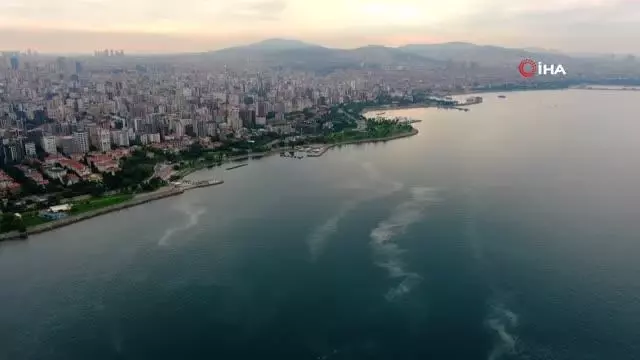 Sahilden adalara uzanan müsilaj tabakası görüntülendi Sahilden adalara uzanan müsilaj tabakası görüntülendi