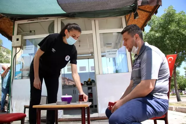 Süper Lig'de mücadele etmişlerdi, çay bahçesinde çalışarak kulübe destek olmaya başladı