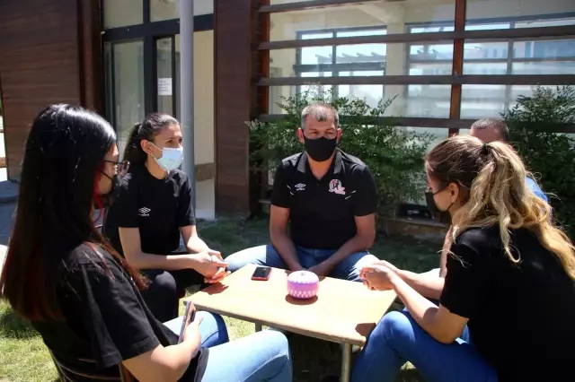Süper Lig'de mücadele etmişlerdi, çay bahçesinde çalışarak kulübe destek olmaya başladı