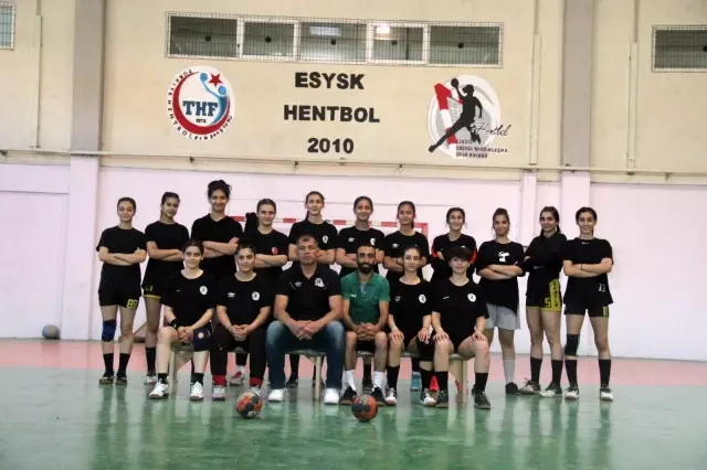 Süper Lig'de mücadele etmişlerdi, çay bahçesinde çalışarak kulübe destek olmaya başladı