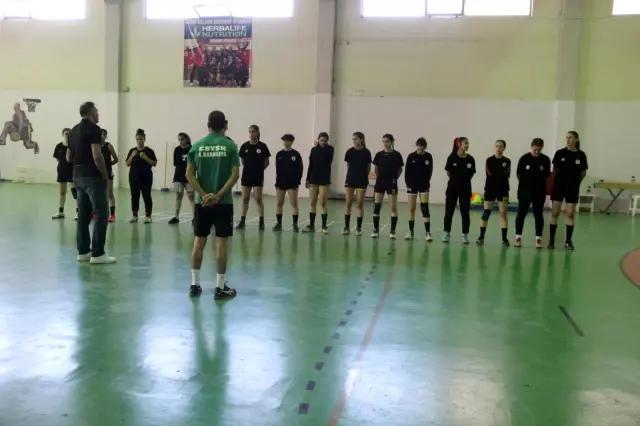 Süper Lig'de mücadele etmişlerdi, çay bahçesinde çalışarak kulübe destek olmaya başladı