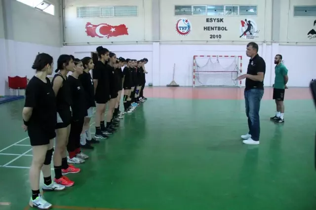 Süper Lig'de mücadele etmişlerdi, çay bahçesinde çalışarak kulübe destek olmaya başladı